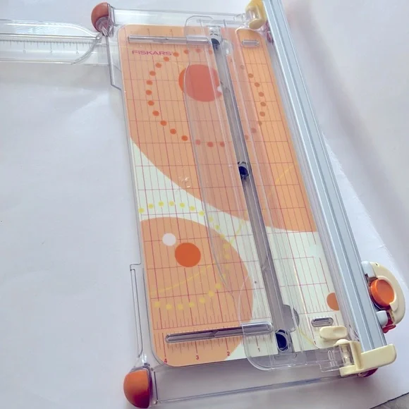 Fisker’s Rotary paper trimmer. Can cut 12 x 12 paper. Fiskars paper cutter - Picture 2 of 4